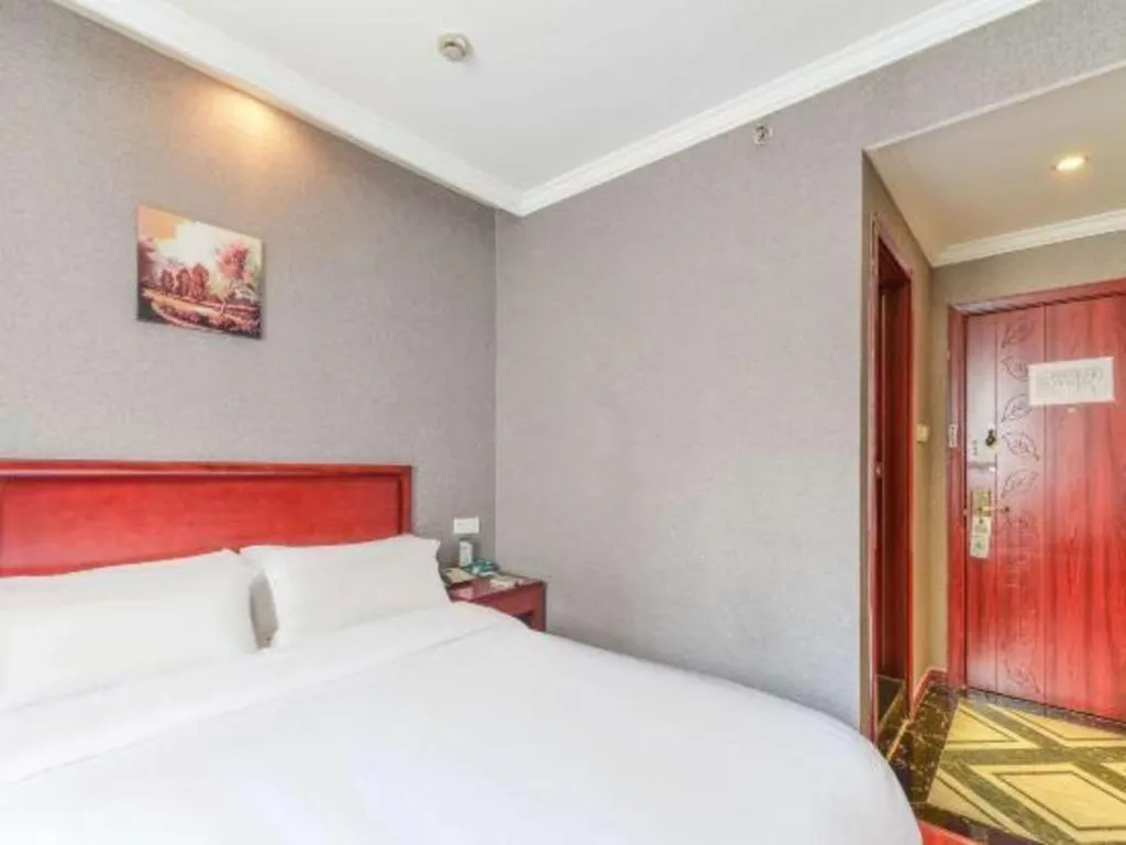 Bed in GreenTree Inn Shanghai South Railway Station Xujiahui Stadium Subway Station Shell Hotel