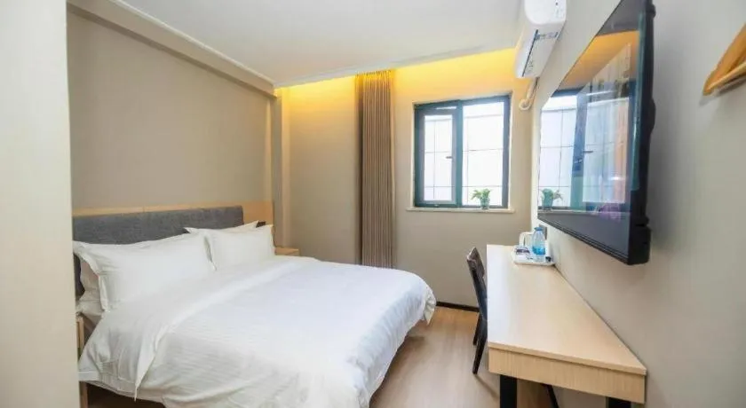 Bed in GreenTree Inn Shanghai South Railway Station Xujiahui Stadium Subway Station Shell Hotel