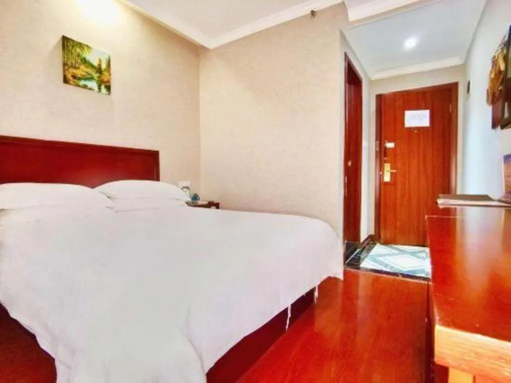 Bed in GreenTree Inn Shanghai South Railway Station Xujiahui Stadium Subway Station Shell Hotel