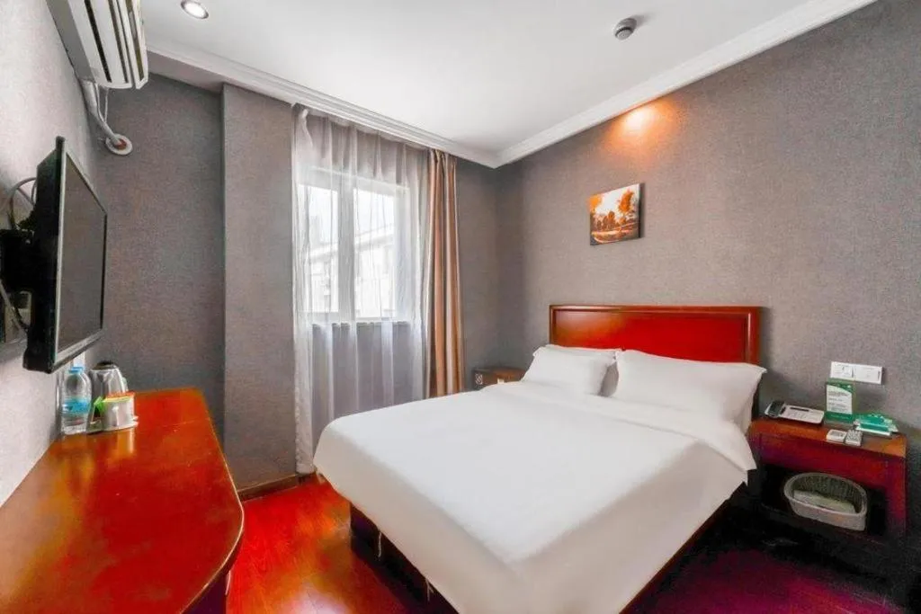 Bed in GreenTree Inn Shanghai South Railway Station Xujiahui Stadium Subway Station Shell Hotel