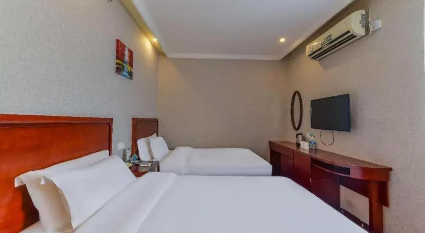 Bed in GreenTree Inn Shanghai South Railway Station Xujiahui Stadium Subway Station Shell Hotel