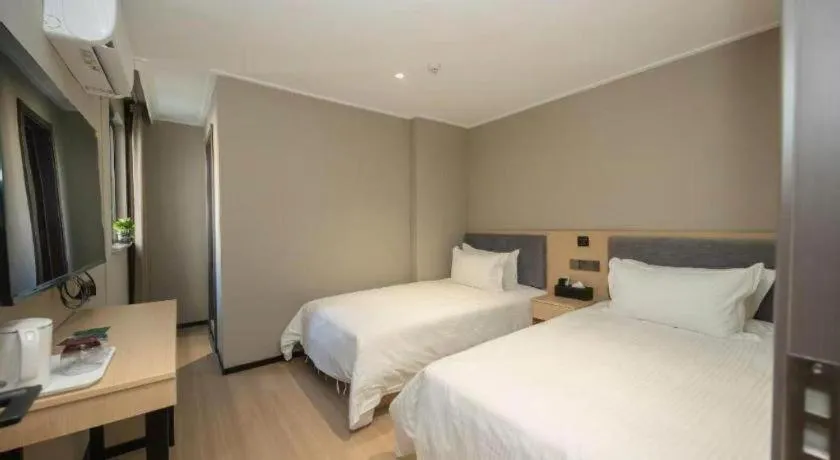 Bed in GreenTree Inn Shanghai South Railway Station Xujiahui Stadium Subway Station Shell Hotel