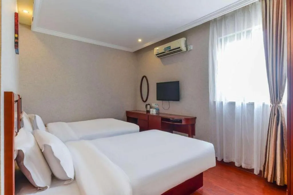 Bed in GreenTree Inn Shanghai South Railway Station Xujiahui Stadium Subway Station Shell Hotel