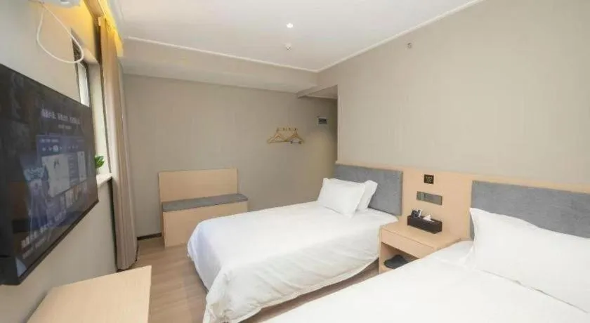 Bed in GreenTree Inn Shanghai South Railway Station Xujiahui Stadium Subway Station Shell Hotel