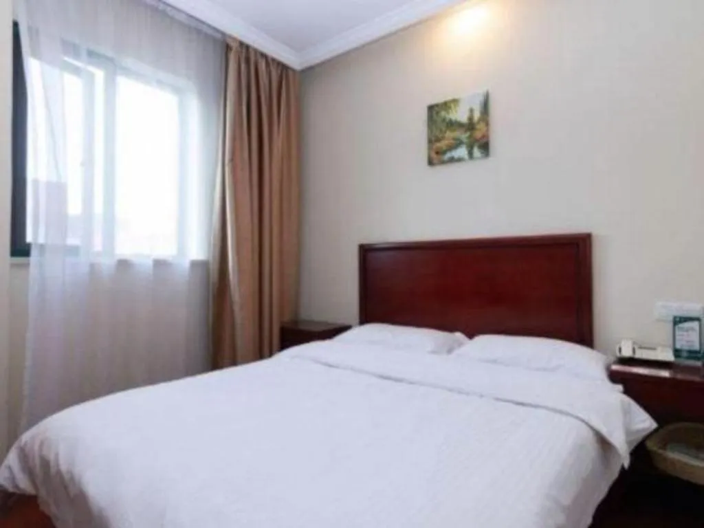 Bed in GreenTree Inn Shanghai South Railway Station Xujiahui Stadium Subway Station Shell Hotel