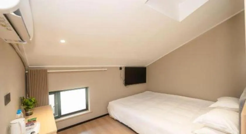 Bed in GreenTree Inn Shanghai South Railway Station Xujiahui Stadium Subway Station Shell Hotel