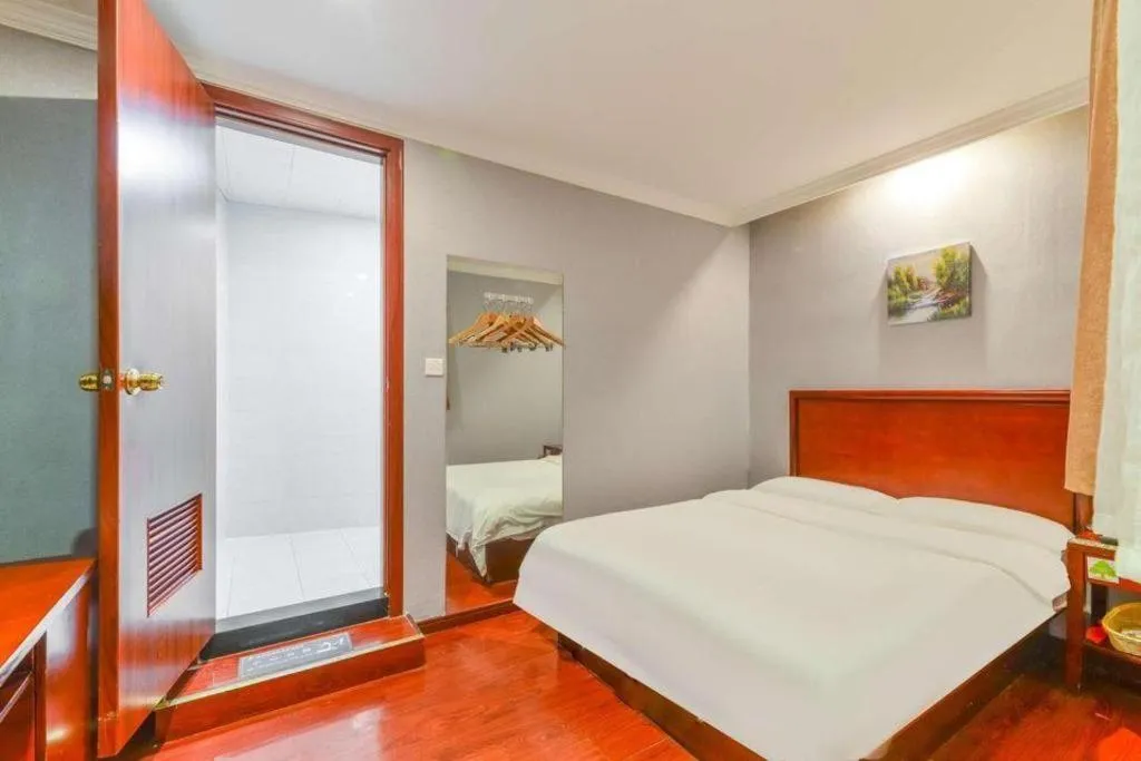 Bed in GreenTree Inn Shanghai South Railway Station Xujiahui Stadium Subway Station Shell Hotel