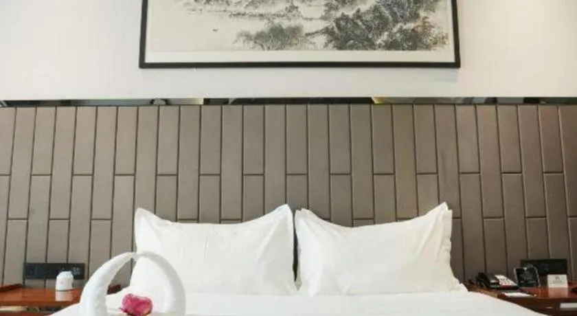 Bed in Jiyuan Oriental Jianguo Hotel