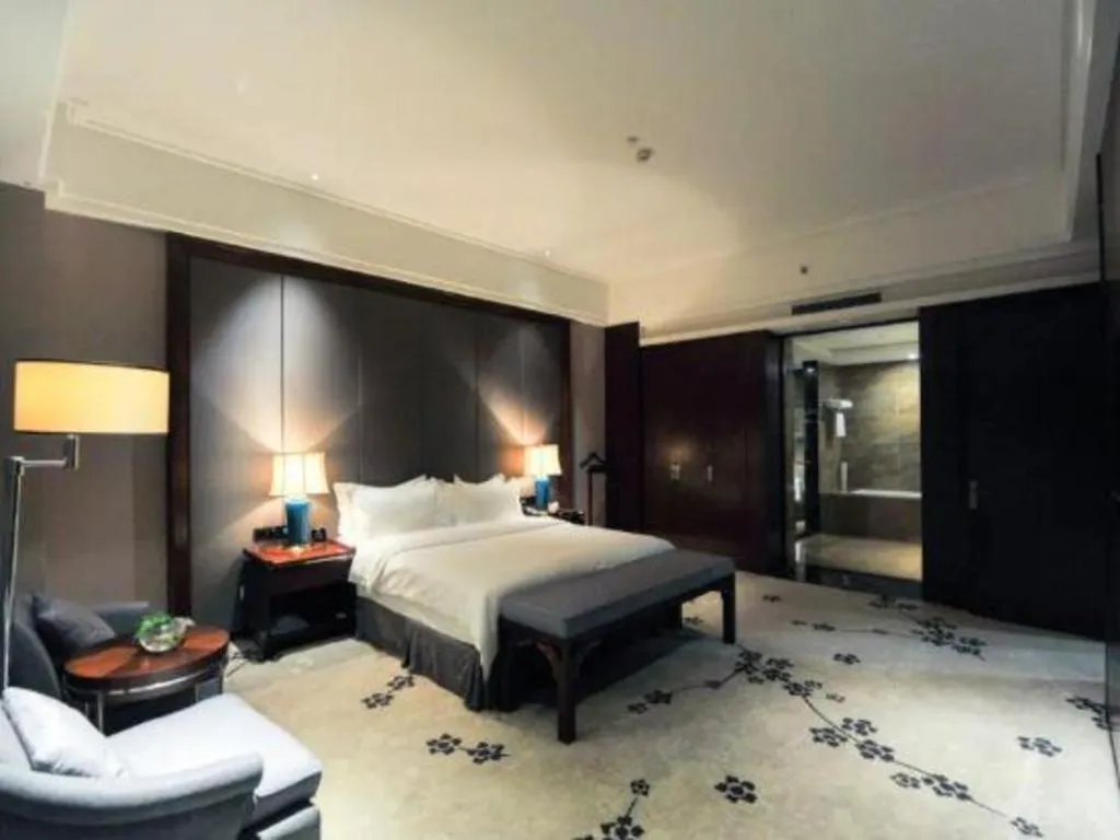 Bed in Jiyuan Oriental Jianguo Hotel