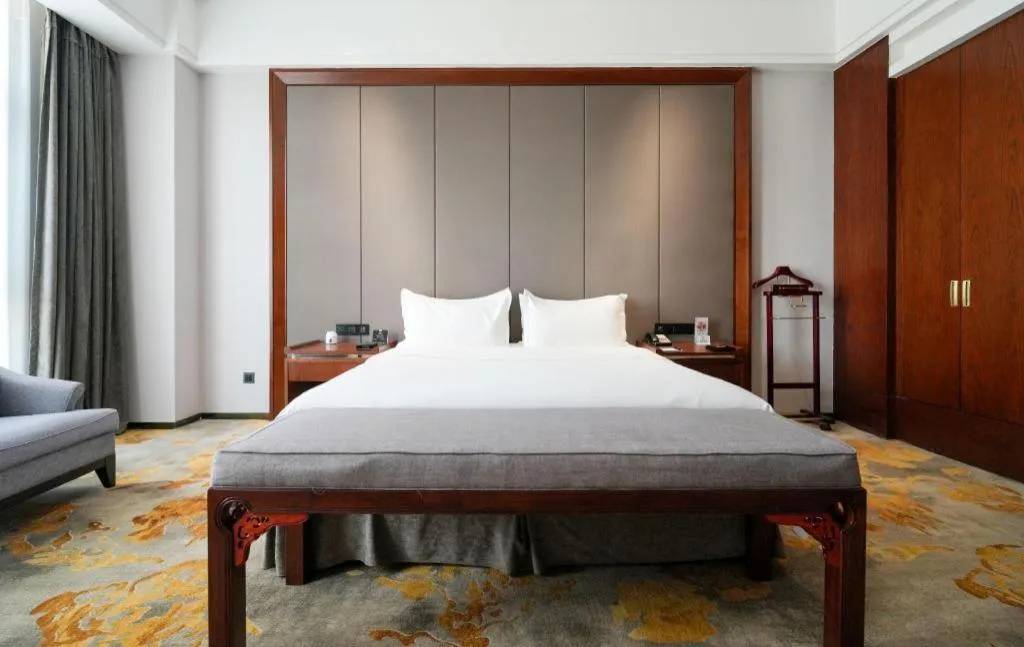 Bed in Jiyuan Oriental Jianguo Hotel