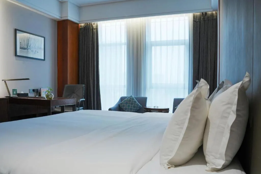 Bed in Jiyuan Oriental Jianguo Hotel