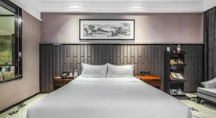 Bed in Jiyuan Oriental Jianguo Hotel