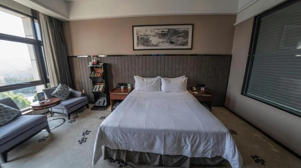 Bed in Jiyuan Oriental Jianguo Hotel