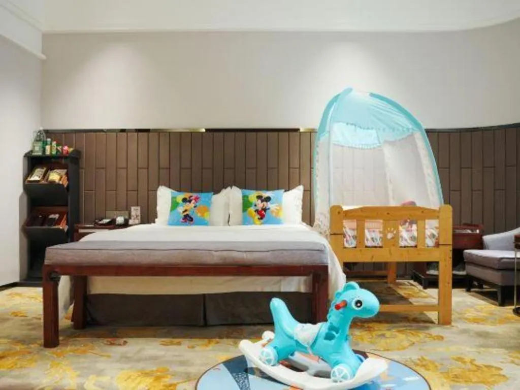 Bed in Jiyuan Oriental Jianguo Hotel