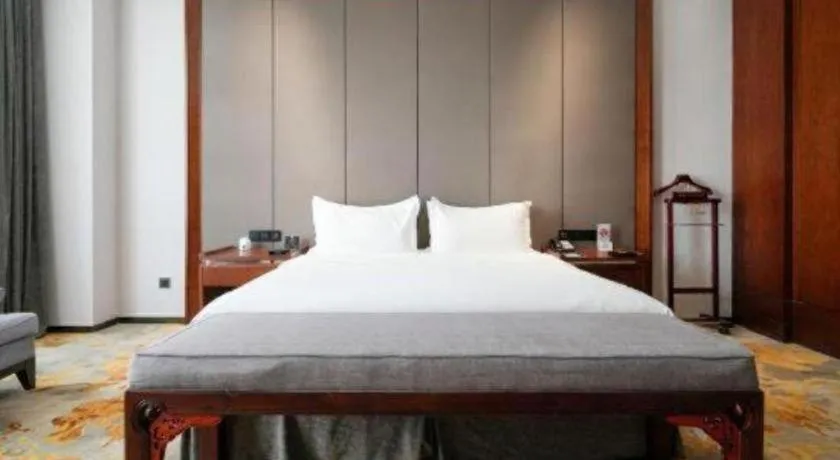 Bed in Jiyuan Oriental Jianguo Hotel