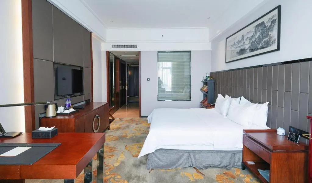 Bed in Jiyuan Oriental Jianguo Hotel