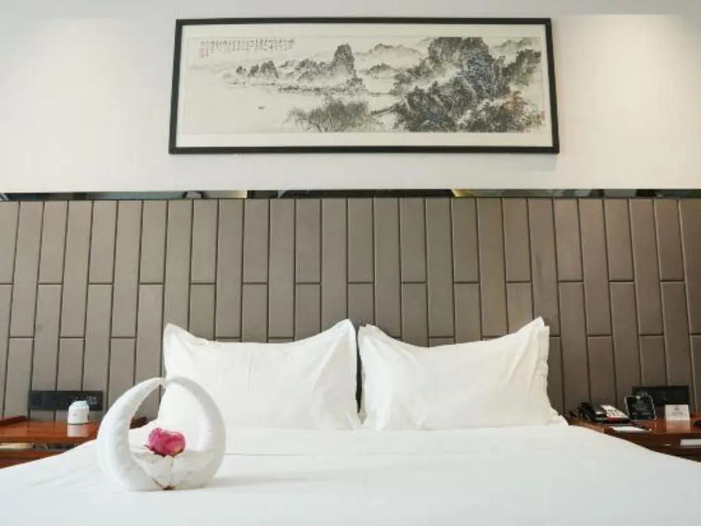 Bed in Jiyuan Oriental Jianguo Hotel