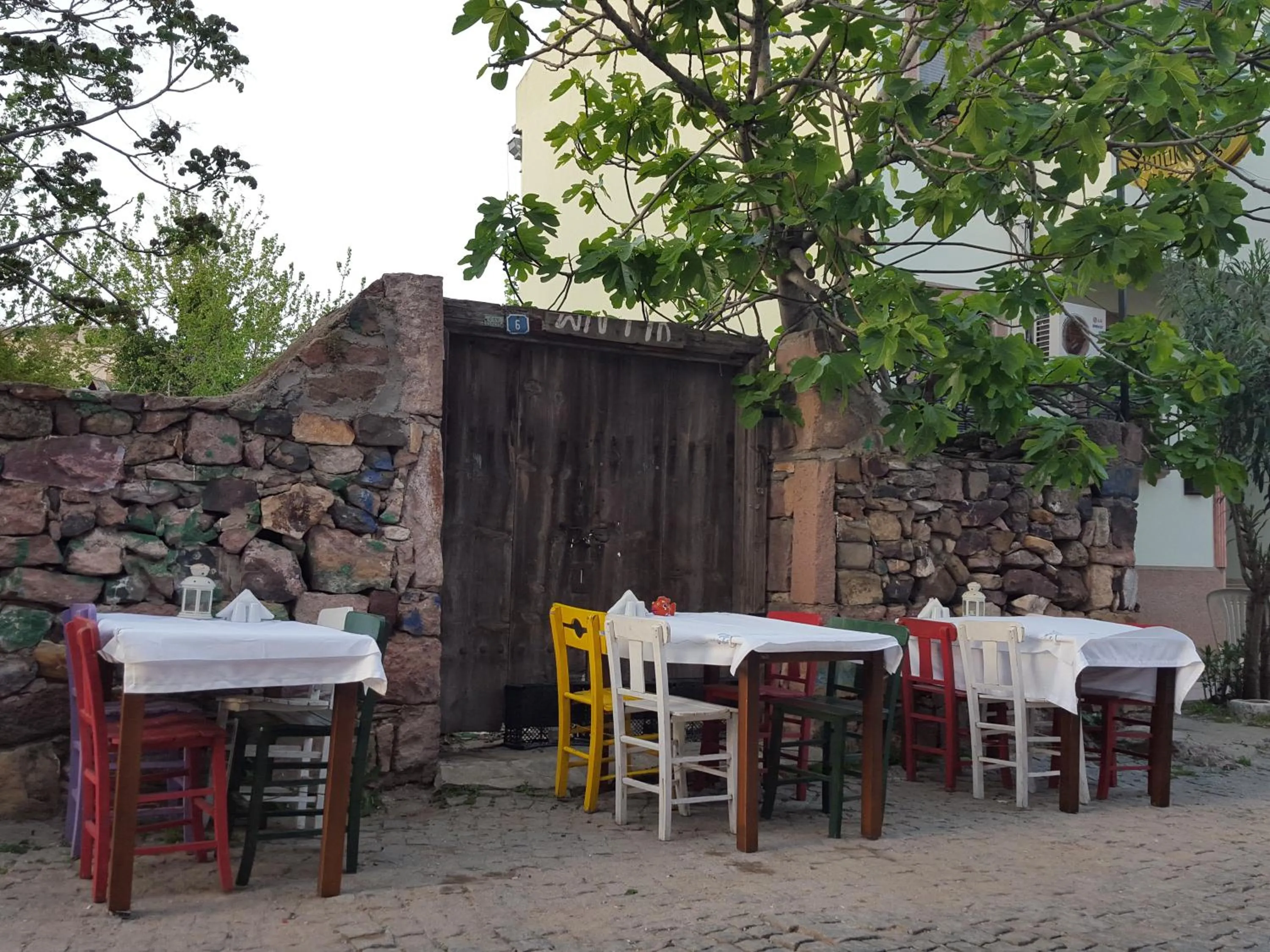 Property building in Setenay otel