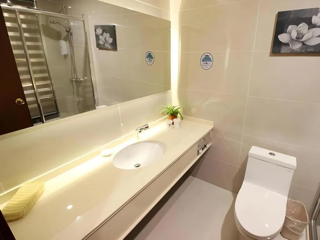 GreenTree Inn Jiangsu Wuxi Huishan High-Speed Rail Qianzhou Chongwen Road Business Hotel