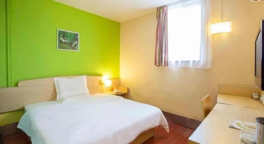 Bed in 7 Days Inn Xiangyang Gulou Branch
