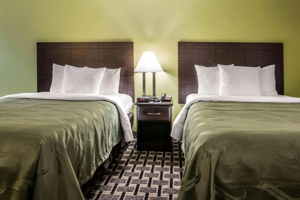 Bed in Quality Inn Barre-Montpelier