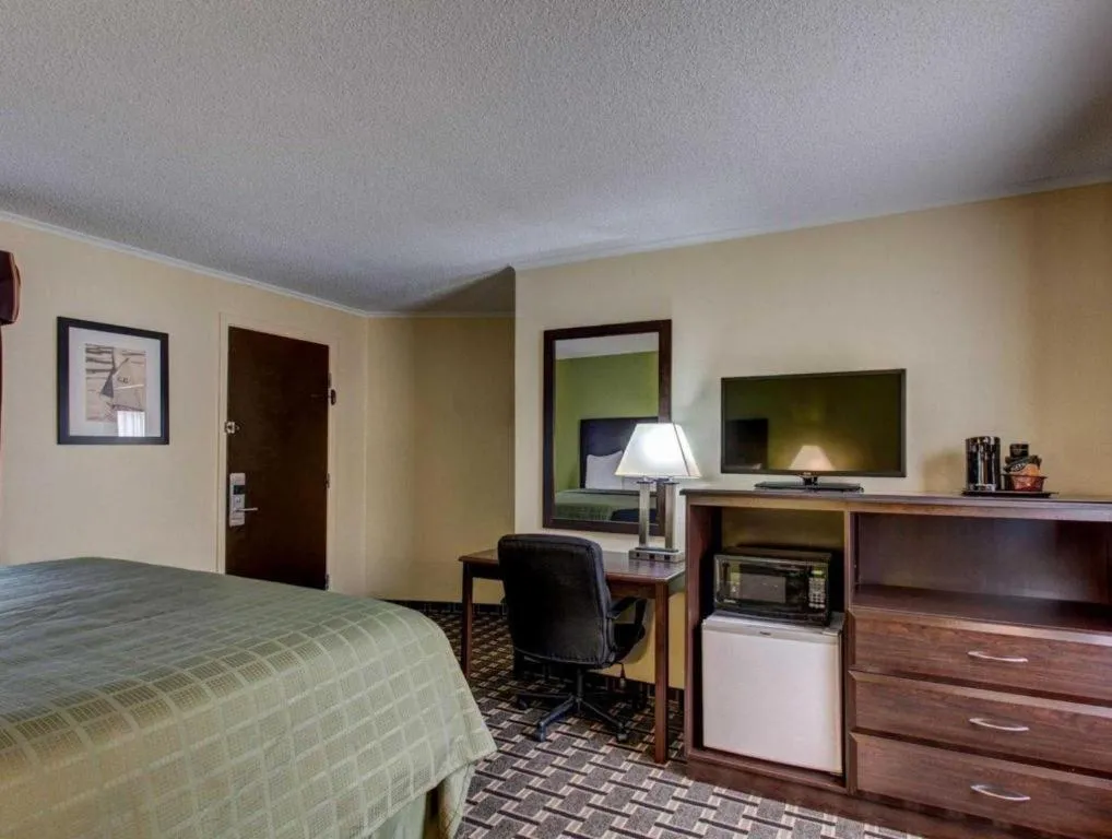 Bed in Quality Inn Barre-Montpelier