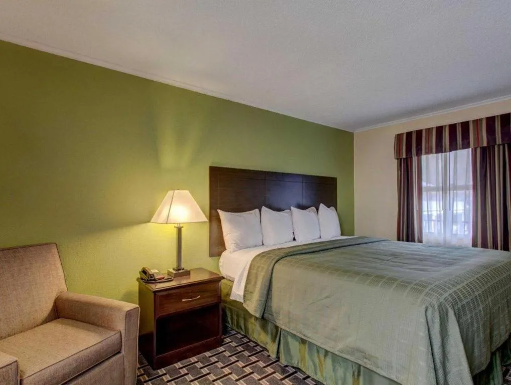 Bed in Quality Inn Barre-Montpelier