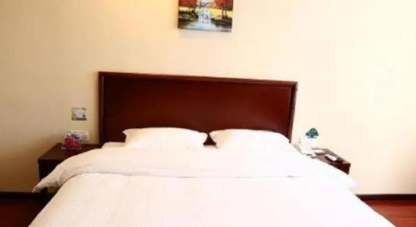 Bed in GreenTree Inn Qingdao Licang Shuyan Road Daweng Square Express Hotel