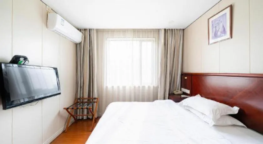 Bed in GreenTree Alliance Shanghai Railway Station QiuJiang Road Hotel