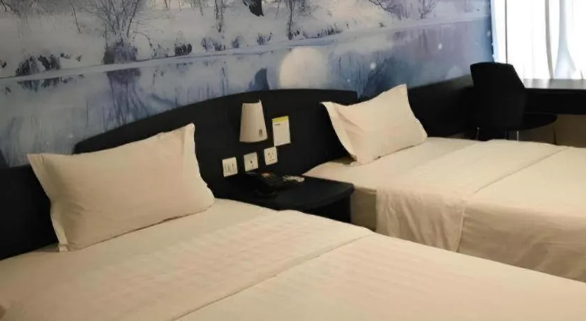 Bed in 7 Days Inn Qingdao Liaoyang West Road Xinye Plaza Metro Station