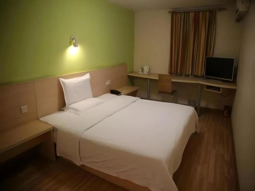 Bed in 7 Days Inn Qingdao Liaoyang West Road Xinye Plaza Metro Station