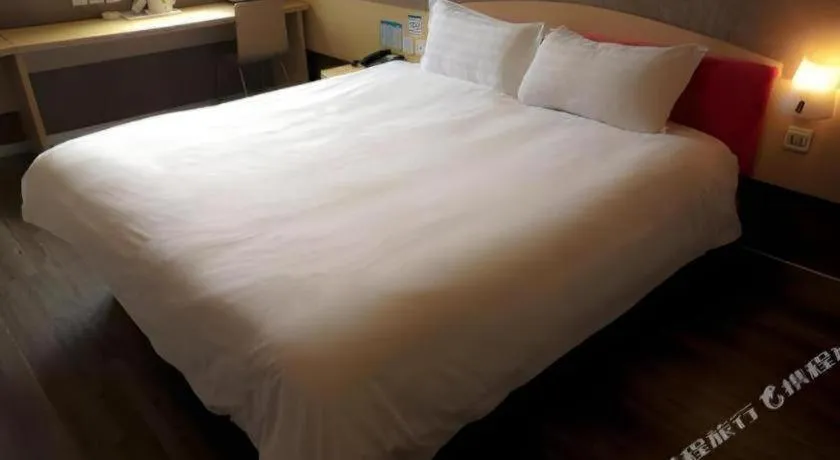 Bed in 7 Days Inn Qingdao Liaoyang West Road Xinye Plaza Metro Station