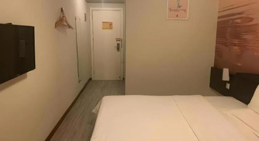 Bed in 7 Days Inn Qingdao Liaoyang West Road Xinye Plaza Metro Station