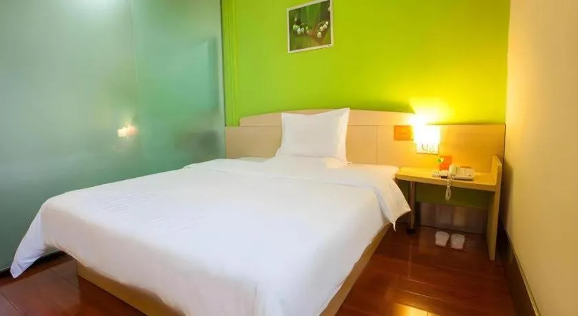 Bed in 7 Days Inn Qingdao Liaoyang West Road Xinye Plaza Metro Station