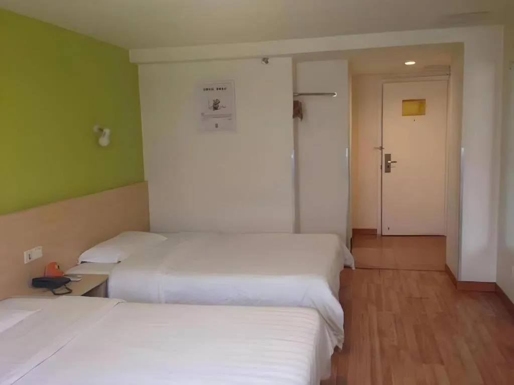 Bed in 7 Days Inn Qingdao Liaoyang West Road Xinye Plaza Metro Station