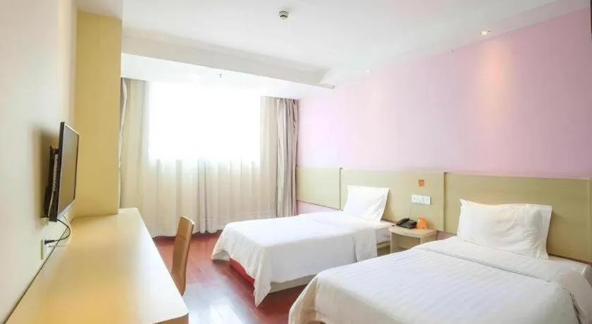 Bed in 7 Days Inn Qingdao Liaoyang West Road Xinye Plaza Metro Station