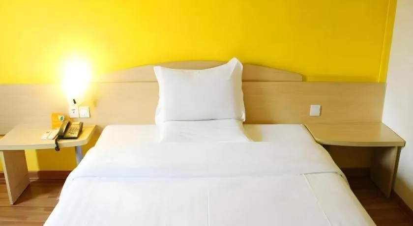 Bed in 7 Days Inn Wuhan Dingziqiao Zhongnan Road Metro Station