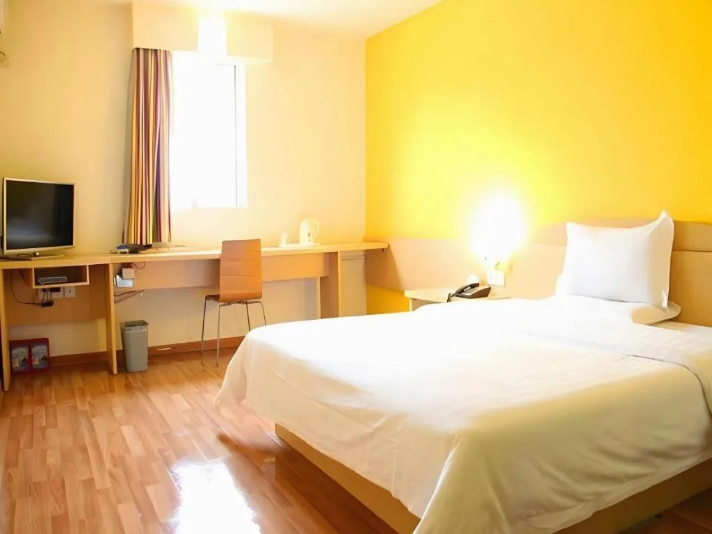 Bed in 7 Days Inn Wuhan Dingziqiao Zhongnan Road Metro Station