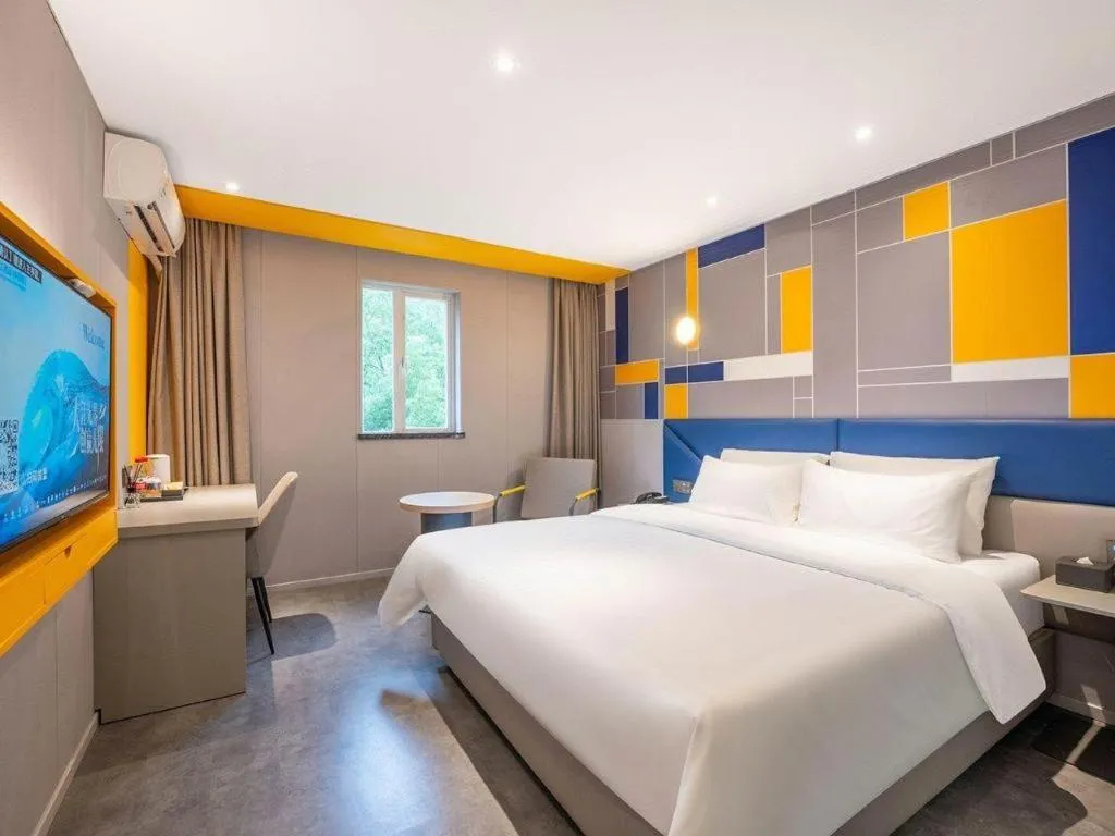 Bed in 7 Days Inn Wuhan Dingziqiao Zhongnan Road Metro Station