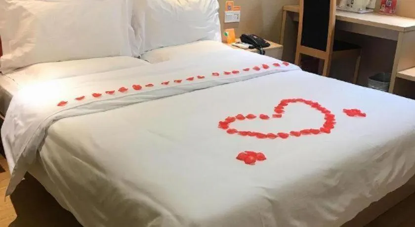 Bed in 7 Days Inn Wuhan Dingziqiao Zhongnan Road Metro Station