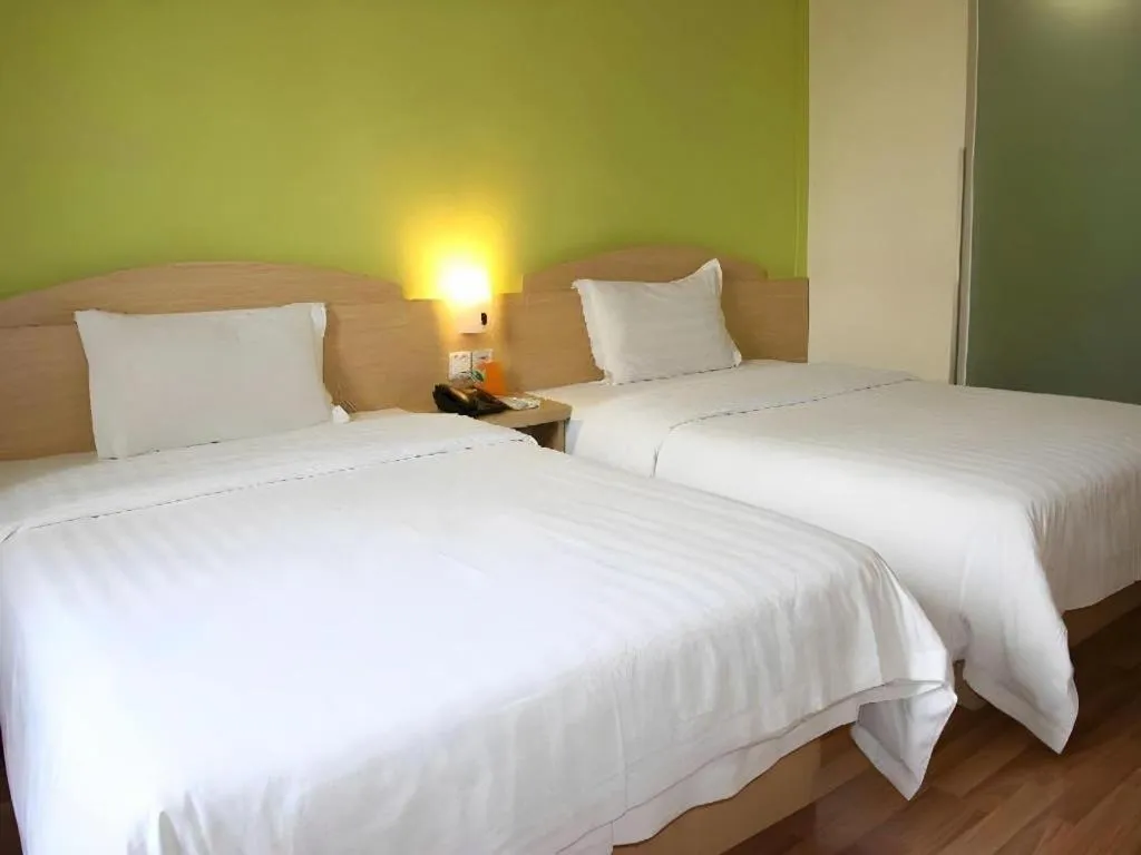 Bed in 7 Days Inn Wuhan Dingziqiao Zhongnan Road Metro Station