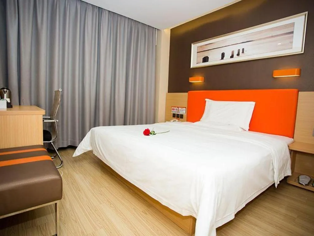 Bed in 7 Days Inn Wuhan Dingziqiao Zhongnan Road Metro Station