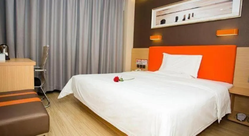 Bed in 7 Days Inn Wuhan Dingziqiao Zhongnan Road Metro Station