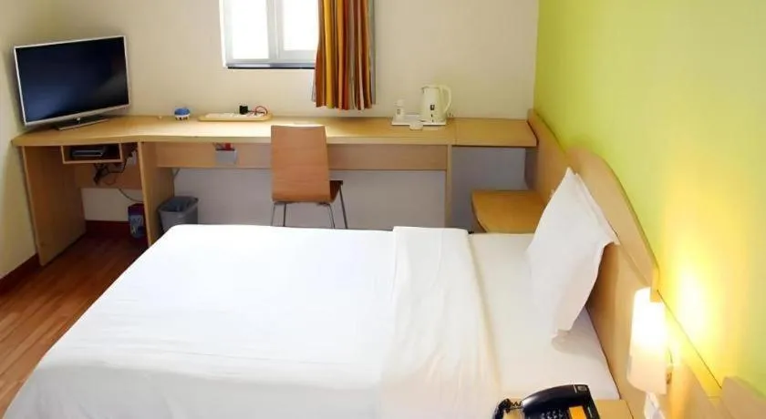 Bed in 7 Days Inn Wuhan Dingziqiao Zhongnan Road Metro Station
