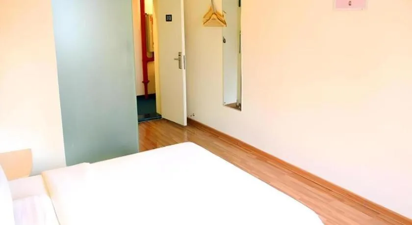 Bed in 7 Days Inn Wuhan Dingziqiao Zhongnan Road Metro Station
