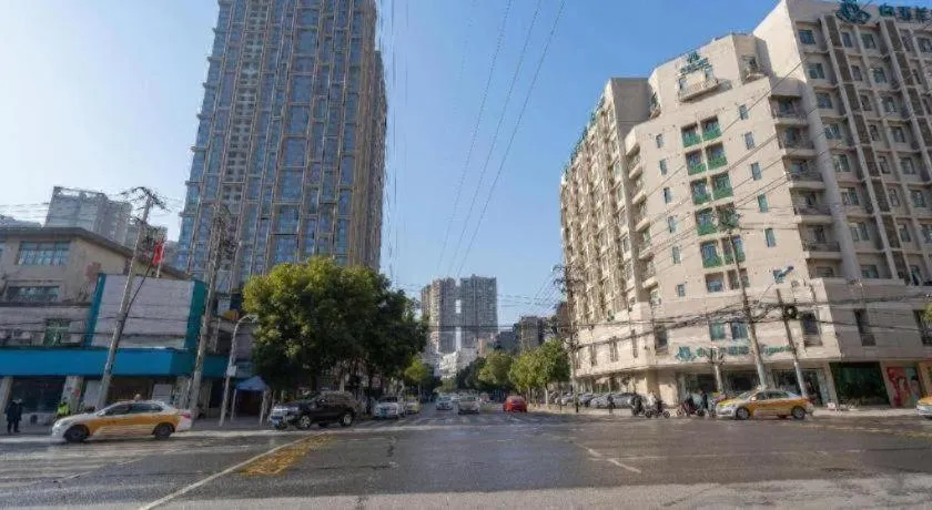 7 Days Inn Wuhan Dingziqiao Zhongnan Road Metro Station