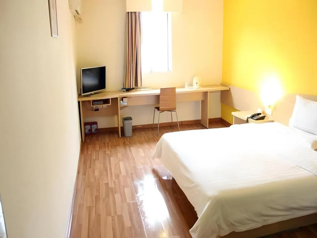Bed in 7 Days Inn Wuhan Dingziqiao Zhongnan Road Metro Station
