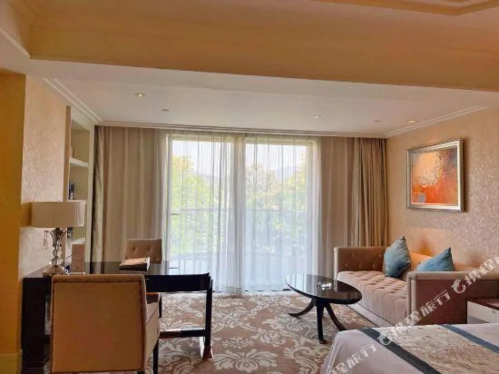 Bed in Lake Piedmont International Hotel