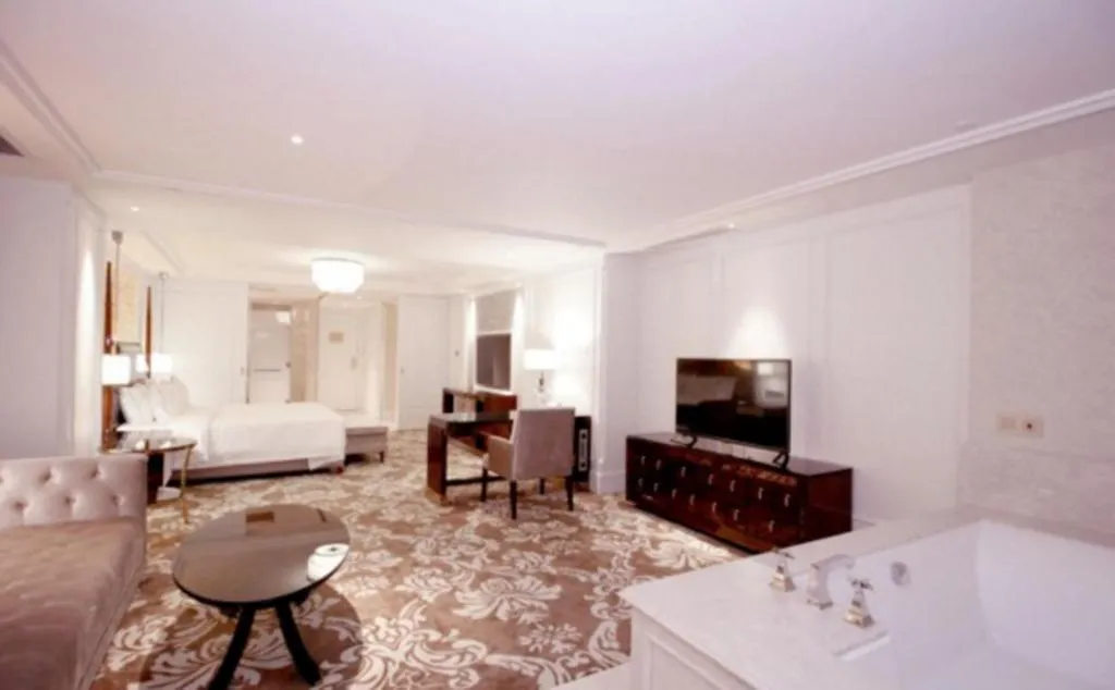 Bed in Lake Piedmont International Hotel