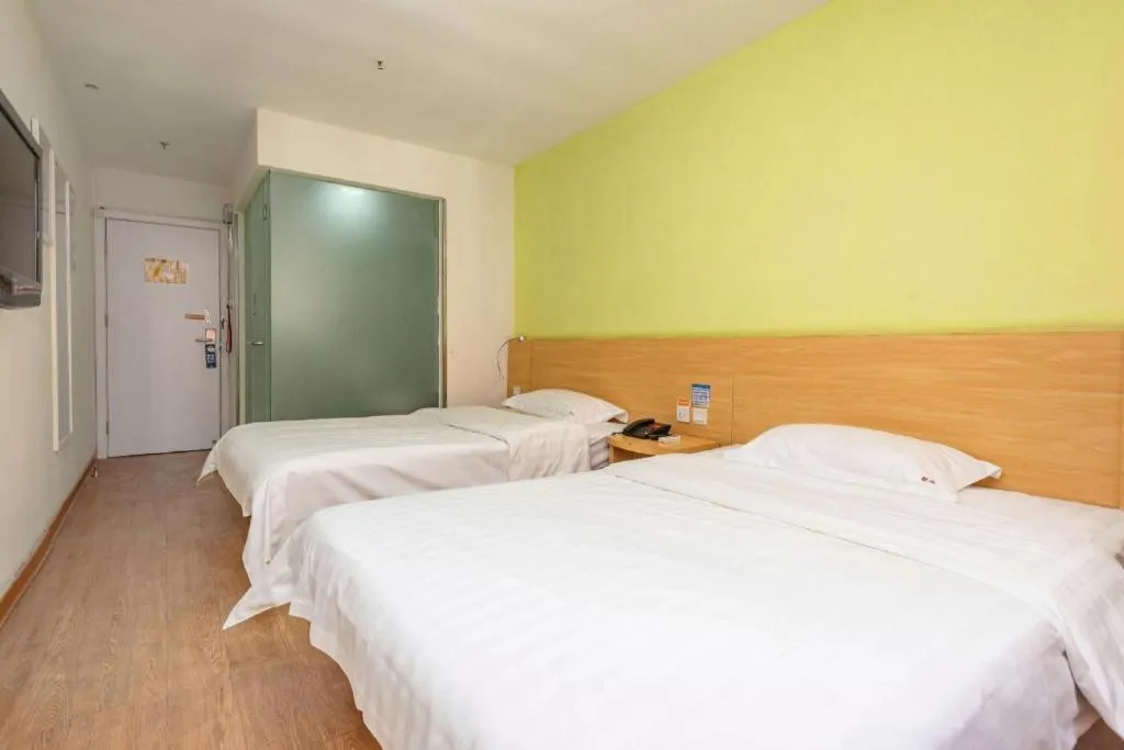 Bed in 7 Days Inn Qingdao Shandong Road Zhenning Overpass Branch